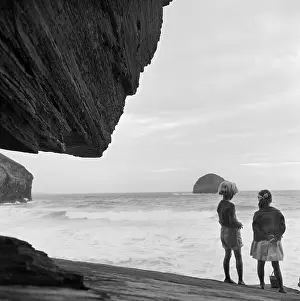 Overhanging: Children at the seashore