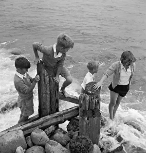 Groynes: Children at the seaside