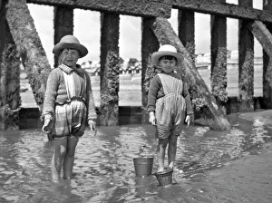 Sunhat: Two children at the seaside