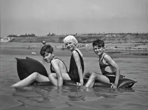 Lilo: Three children at the seaside
