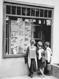 Heiligenblut: Children in front of a shop window in Heiligenblut, 1931
