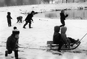 Bobble: CHILDREN SLEDGING 1970