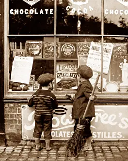 Sweetshop: Children and sweetshop in 1908