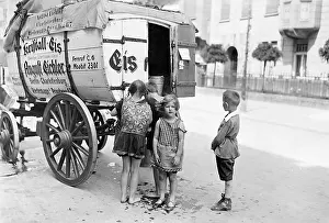 Eichler: Children wait for the ice delivery man, 1929
