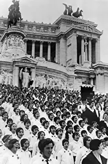 Emanuele: Children's choir on the steps of the Vittoriano in Rome