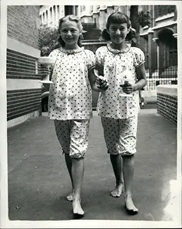 Fetter: Children's dancing competition, girls in pyjamas