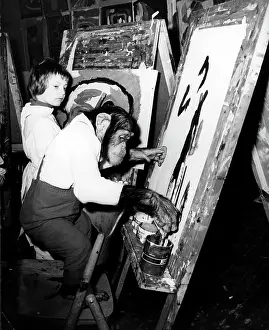 Easels: Chimpanzee paints abstract art