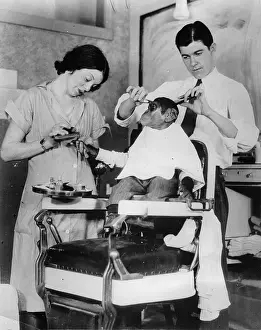 Coiffeur: Chimpanzee is visiting the coiffeur