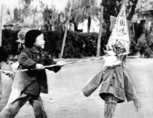 Thrusts: A Chinese kindergarten girl thrusts a spear ?