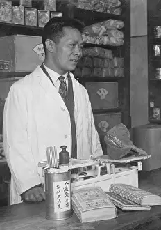 Weighs: Chinese merchant in Berlin, 1934