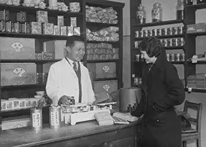 Weighs: Chinese merchant in Berlin, 1934