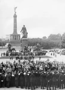Republik: Choir performance in front of the Reichstag building in