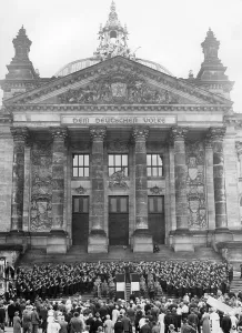 Republik: Choir performance in front of the Reichstag building in