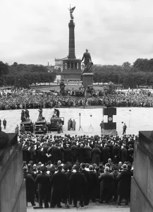Microphones: Choir performance in front of the Reichstag building in