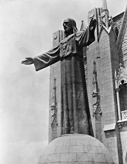Corazon: Christ statue in Barcelona, 1936