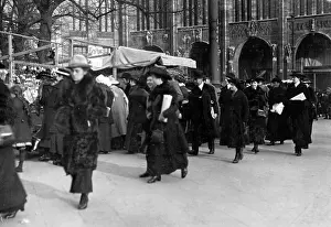 Bustle: Christmas market in Berlin, 1918