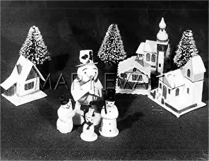 Naff: CHRISTMAS ORNAMENTS/1930