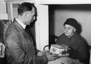 Helpers: Christmas package of the NS-Volkswohlfahrt