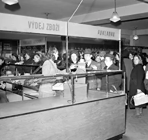 Labut: Christmas shoppers