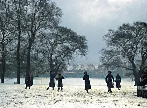 Incolourisedpic: CHRISTMAS SNOWBALLS 1939