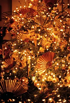 Kat001: Christmas tree decorated with all manner of fans