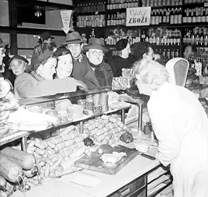 Delicatessen: Christnmas shoppers