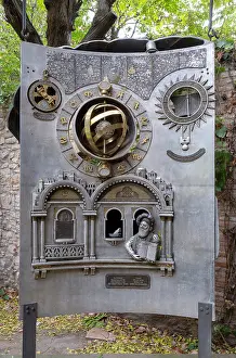 Barri: Christopher Columbus sculpture, Jewish Quarter, Girona