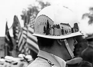 Chromium: Chrome-plated helmet of an US soldier