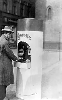 Vending: Cigarette stand in Berlin, 1923