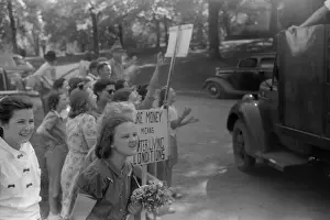 Greensboro: CIO pickets jeering at workers entering a mill