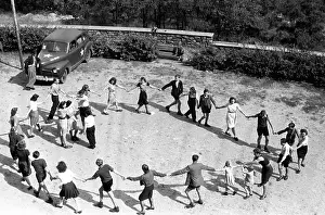 Rudesheim: Circle dance in the holiday camp 1946