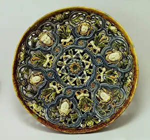 Décor: Circular dish with a flower star