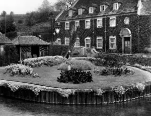 Bibury: CIRCULAR GARDEN