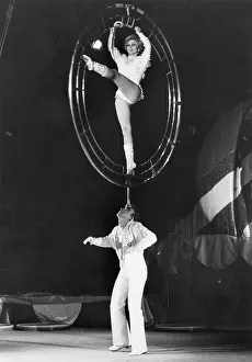 Defying: CIRCUS ACROBATS/MOSCOW