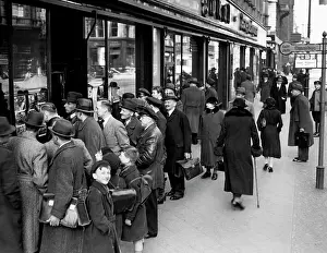 Periodicals: Citizens of Berlin at the press display of Scherl Publishing