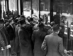 Periodicals: Citizens of Berlin at the press display of Scherl Publishing