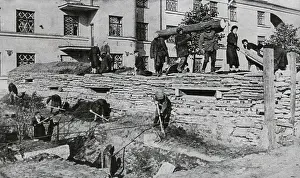 Lcgr1406: Citizens of Leningrad erecting trenches and shelters
