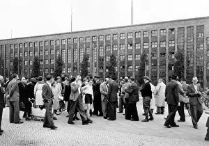 Freies: Citizens of West Berlin gather in front of blocked House of