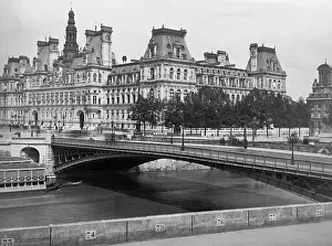Pont: City Hall in Paris