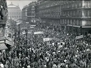 Pensions: Civil servants demonstrate for higher wages and pensions