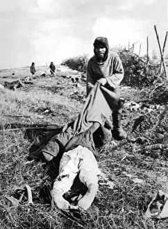 Pulls: Civilian plunders Soviet soldiers, 1941
