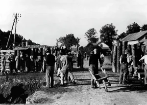 Traps: Civilians building border fortifications in the West, 1944