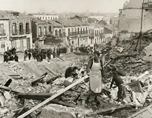 Lcgr1405: Civilians in Madrid search through the rubble