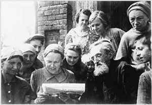 CIVILIANS READ WAR NEWS