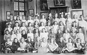 Leyton: CLASS PHOTO/LEYTON GIRLS