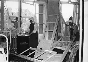 Josephs: Clean up after an air raid on Berlin, 1943