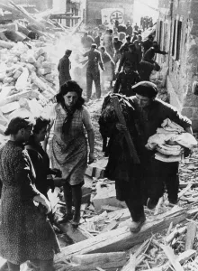 Salvage: Cleaning up after an air raid in Munich
