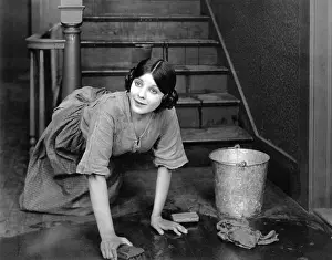 Ov201912: Cleaning lady distracted from her chores