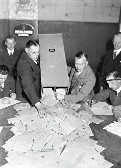 Closure: Clearance of a ballot box after election closure, 1932