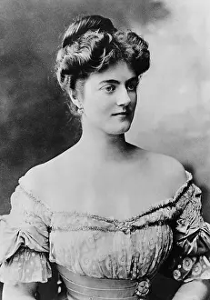 Ogilvy: Clementine Churchill, 1909